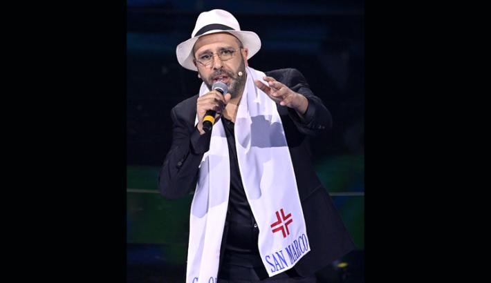 Vola Zalone, 16,2 mln all'ingresso, il virologo al 60%