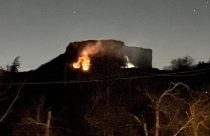 Rogo nella notte a Bismantova: in fumo 7.000 metri quadrati di bosco