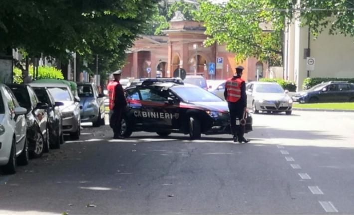 Scappa all'interno del supermercato per evitare il controllo ed aggredisce i militari: arrestato