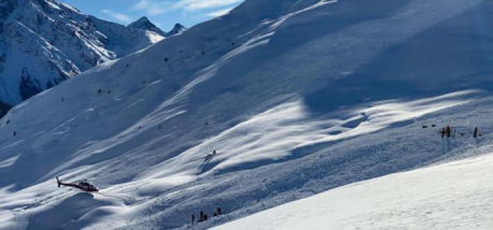 Valanga in Svizzera travolge sciatori, morto 68enne 