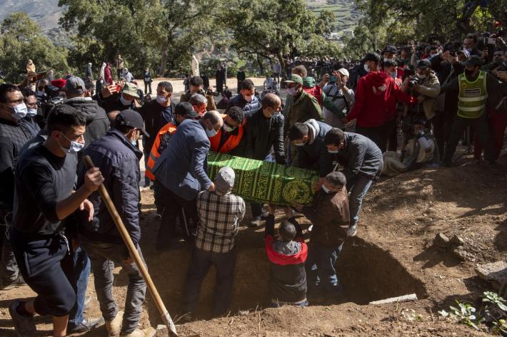 Il Marocco in lacrime si ferma per l'ultimo saluto a Rayan