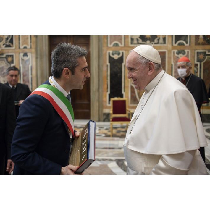 Pizzarotti inll'udienza con Papa Francesco 