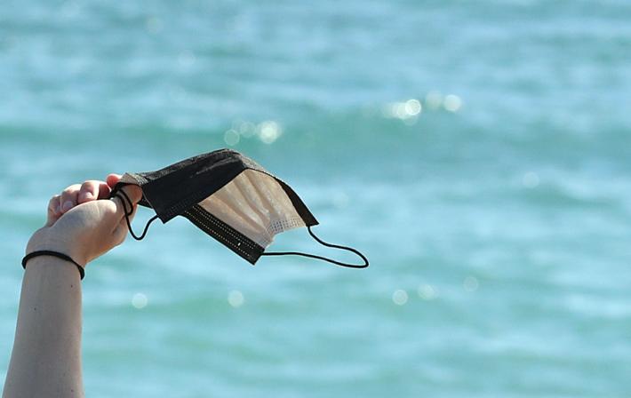 Sileri: "Via le mascherine all'aperto da met&agrave; febbraio".  Speranza: "Obbligatorio al chiuso e anche all'aperto in caso di assembramento"