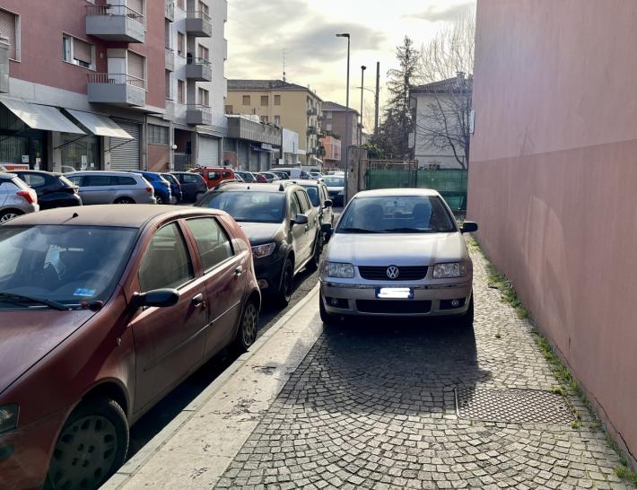 Parcheggio marciapiede via Emilio Casa