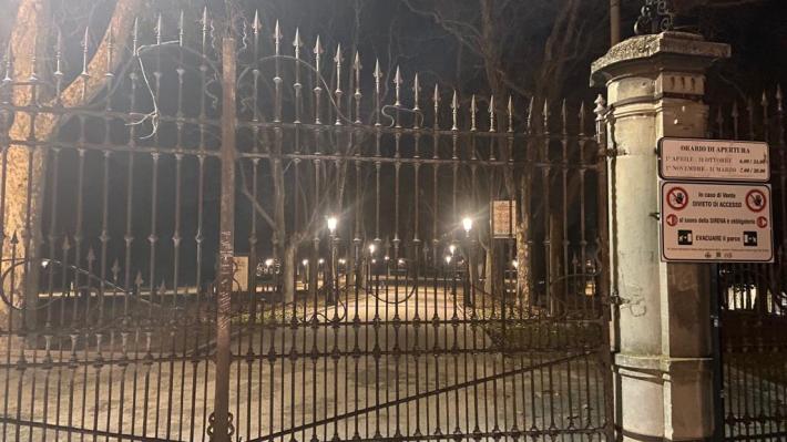 E l&rsquo;ultimo spenga la luce. Se il Comune dimentica i lampioni accesi nei parchi chiusi&hellip; spreca 15mila euro