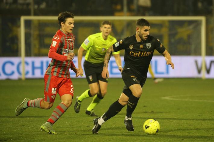 Primo tempo intenso, il Parma non capitalizza le occasioni, la Cremonese s&igrave;: Cremonese-Parma 1-0 all'intervallo