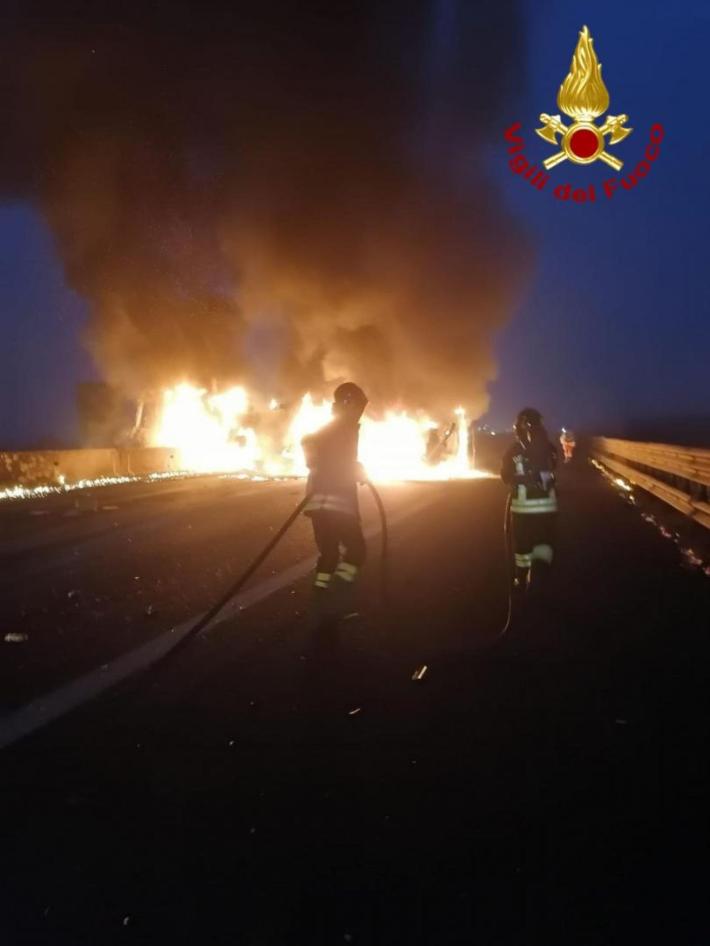 Cisterna in fiamme, chiusa autostrada A/1 a Lodi