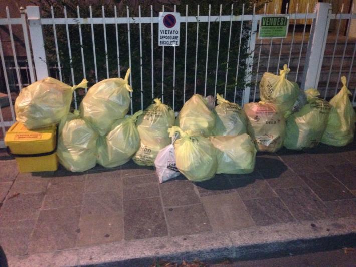 Basta sacchetti rifiuti in pieno centro storico, spettacolo indecoroso e mortificante per i cittadini