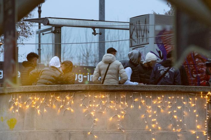 Barista denuncia baby gang in tv, locale dato alle fiamme