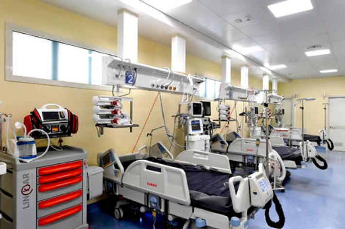 Covid: giovane mamma muore a Napoli, la neonata &egrave;  salva