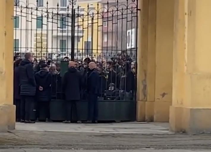 A fine partita Iachini e Pederzoli hanno incontrato un gruppo di tifosi davanti al Tardini