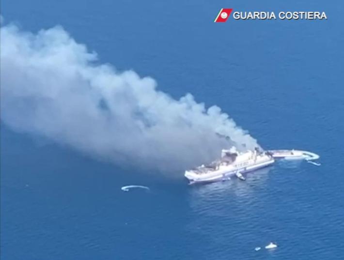 Incendio sul traghetto: trovato morto uno dei dispersi. Ricoverato il superstite 