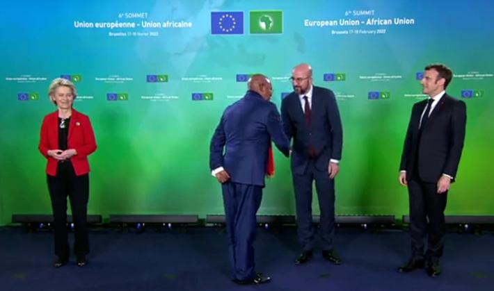 Nuovo sgarbo a Ursula Von Der Leyen: il ministro dell'Uganda, la salta e saluta solo Macron e Michel