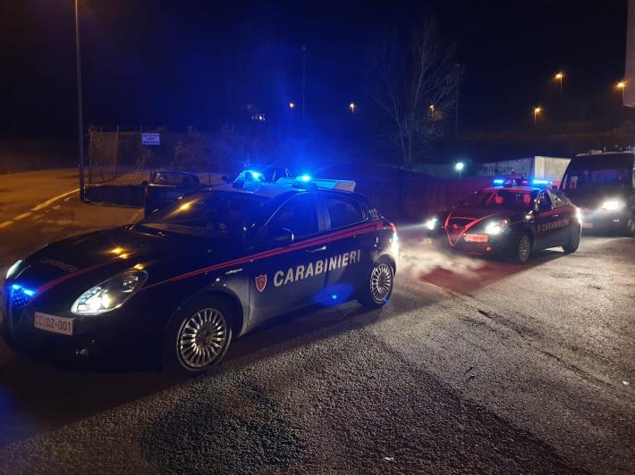 Bari, tenta di uccidere la fidanzata, la ferisce gravemente e si suicida