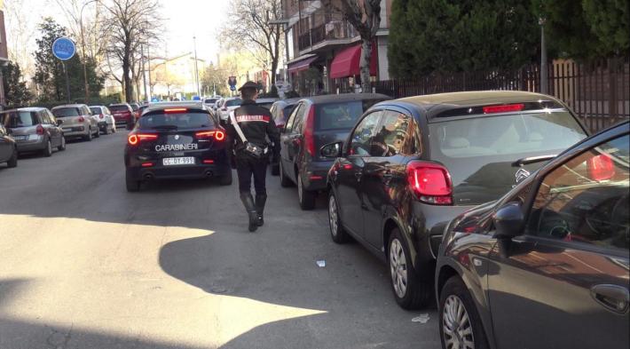 In una notte danneggia le gomme di 11 autovetture. Individuato e denunciato