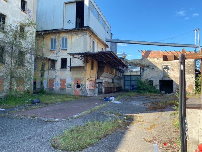 Controlli nella fabbrica abbandonata lungo via Martiri della Liberazione &ndash; via Volturno verso Vicofertile. Sanzionati cinque giovani 