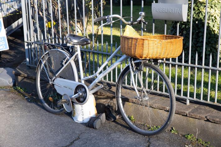 Scontro in via Mantova fra un'auto e una bici, grave la ciclista
