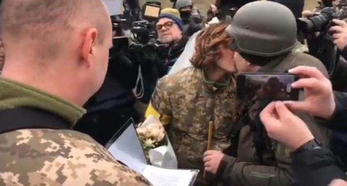 Ucraina: matrimonio a un posto di blocco a  Kiev