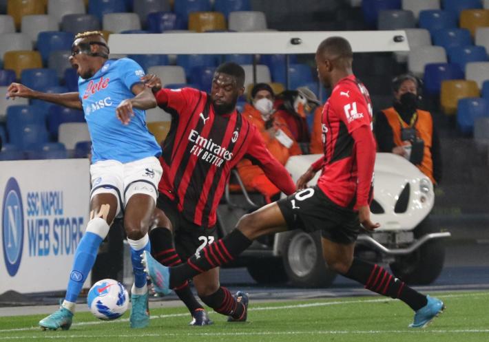 Il Milan sbanca Napoli con un gol di Giroud e vola in testa