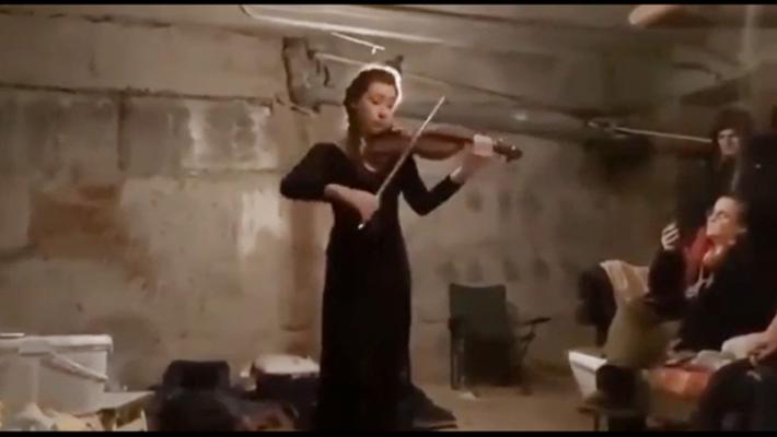 Una ragazza suona il violino in un bunker - Video 