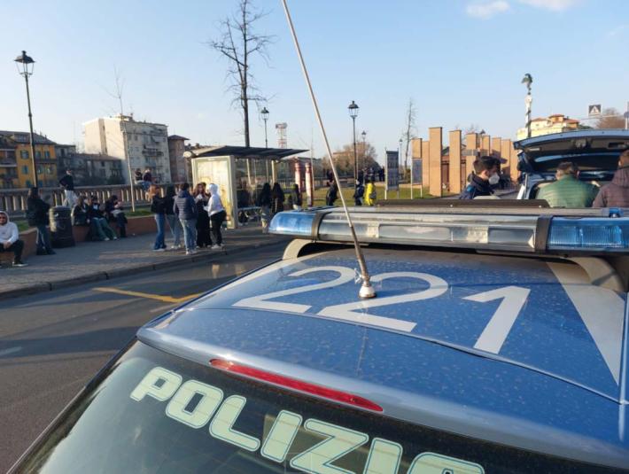 Controlli interforze: oltre 160 giovani controllati e 2 denunciati, uno per detenzione e porto di oggetti atti ad offendere ed uno per immigrazione clandestina. Emessi 3 ordini di allontanamento a fir