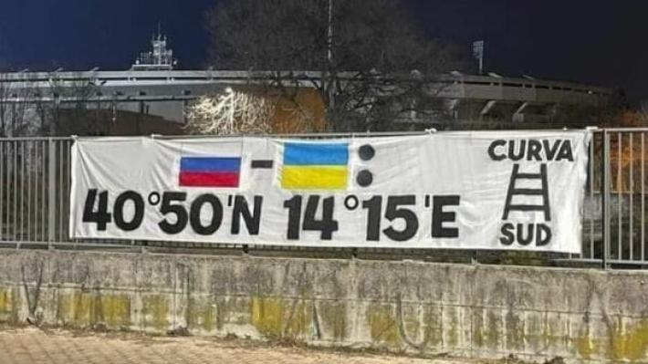 Striscione della vergogna a Verona: offre a Ucraina e Russia le coordinate di Napoli