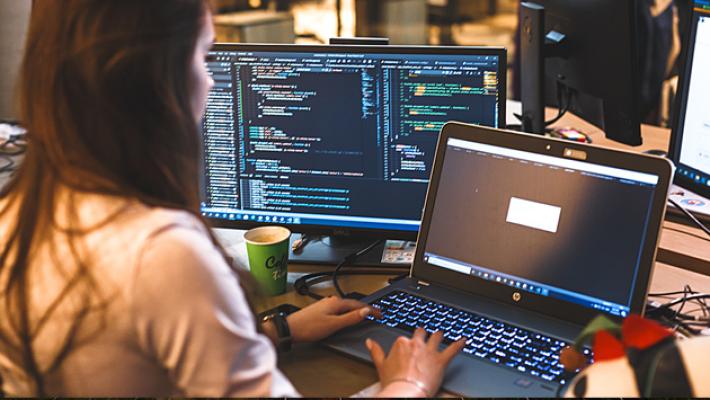 Camp estivi per studiare l&rsquo;informatica. Al via Ragazze Digitali ER, il progetto della Regione per avvicinare le studentesse delle scuole superiori al mondo della programmazione