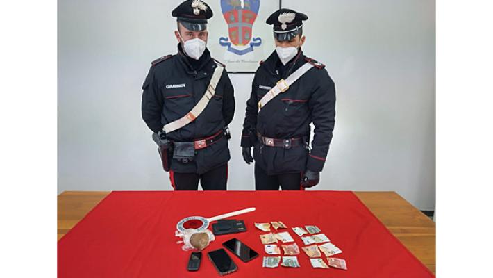 LITIGANO E LEI CHIAMA IL 112. TROVATA DROGA E DENARO IN STANZA. ARRESTATI.