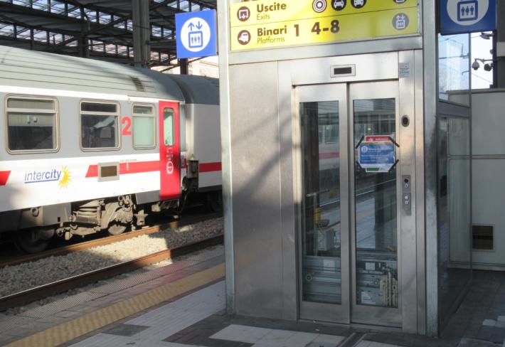 &laquo;Ci risiamo, &egrave; di nuovo bloccato l&rsquo;ascensore dei binari 2 e 3&raquo;