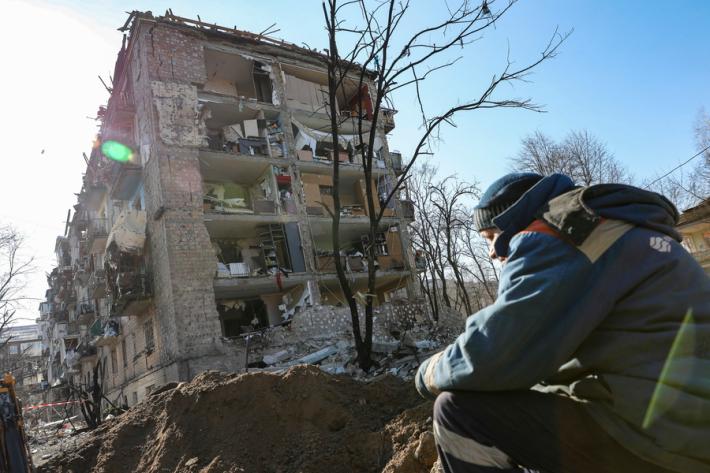 Botta e risposta Mosca-Roma sulle sanzioni. Mariupol ancora sotto assedio. Putin schiera i missili ipersonici 