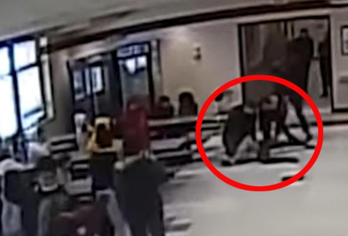 Agente col ginocchio su collo di una 12enne