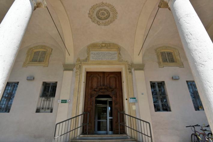 Picchia e stringe le mani al collo dell'operatore che distribuisce i referti alla Casa della Salute