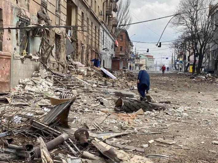 Bombe sul centro commerciale a Kiev, missili su Odessa. Tremila morti a Mariupol, cadaveri insepolti nelle strade 