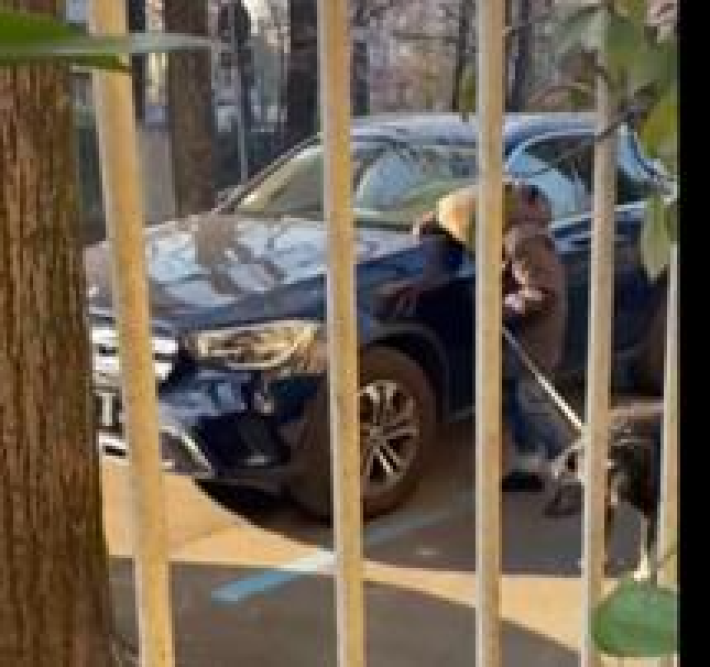 Polizia Locale. Anziana denunciata a piede libero: inseriva mozziconi accesi nelle auto in sosta