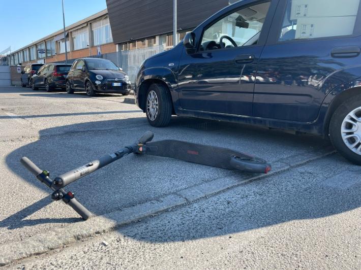 Scontro fra un'auto e un monopattino in via Toscana: ferite lievi per una 32enne