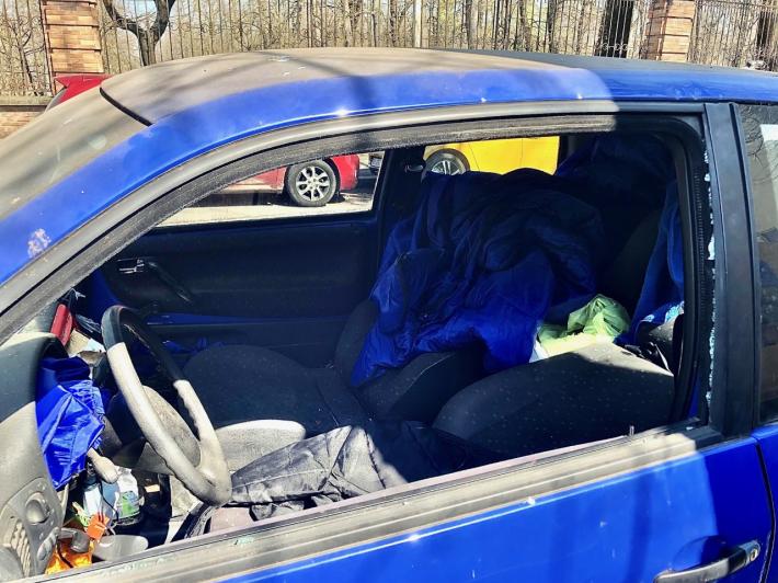 Un'auto usata come rifugio in via Kennedy