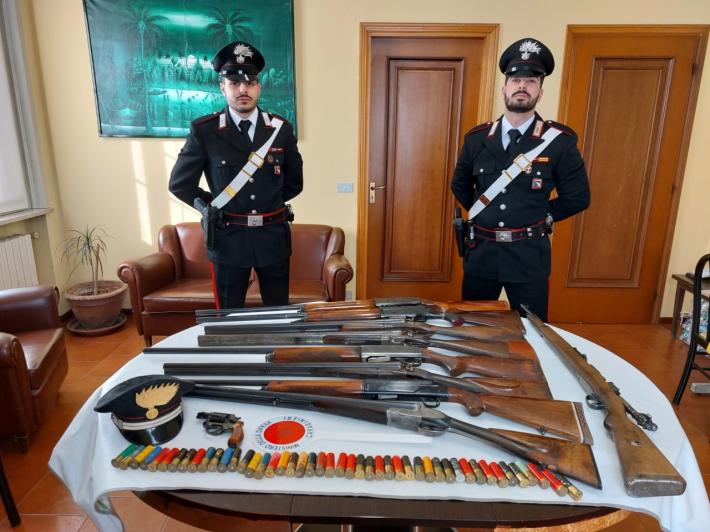 Arrestato per detenzione abusiva di armi e munizioni