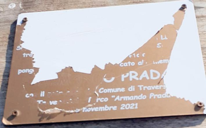 Vandali al parco Prada: distrutte due nuove targhe