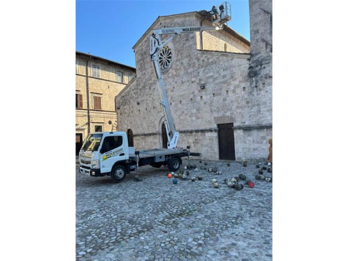 Decine palloni 'd'epoca' trovati su tetto chiesa durante lavori