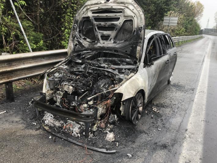 auto a fuoco in tangenziale Nord