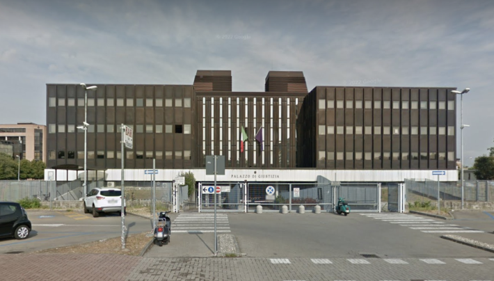 Cade in ospedale a Reggio Emilia e muore, indaga la Procura