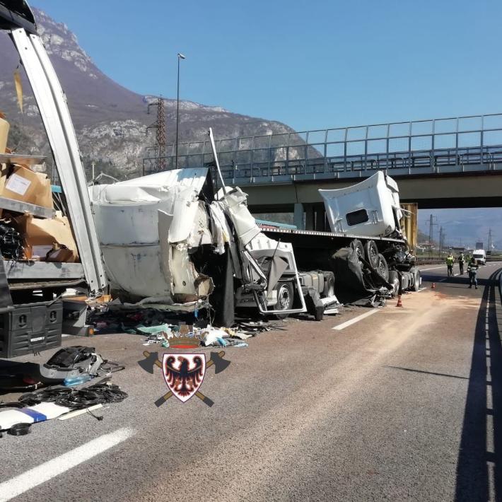 Incidente mortale in A22: coinvolti tre mezzi pesanti