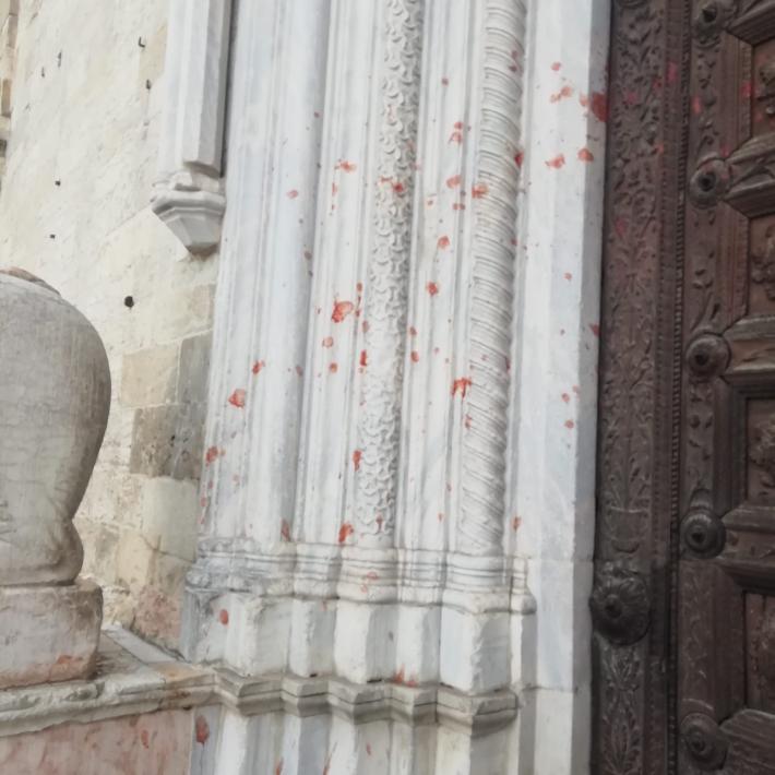 Duomo e Battistero imbrattati, Casa: "Individuato a tempo di record l'autore". Ma la Cattedrale si risveglia a macchie rosse