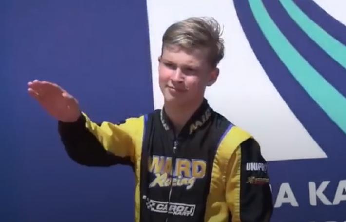 Kartista russo di 15 anni (sul podio con la bandiera italiana) fa il saluto nazista. Il team lo licenzia, L'Aci verso la revoca