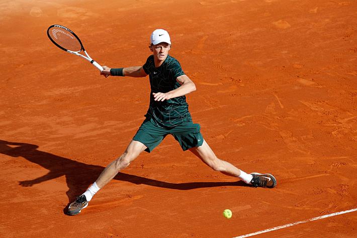 Montecarlo; Sinner vola agli ottavi