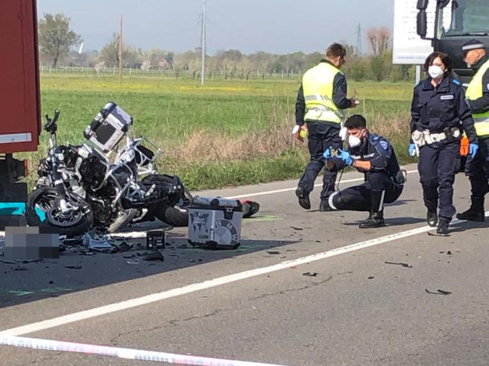 Il Moro, pauroso schianto tra una moto e un furgone. Via Emilia temporaneamente chiusa