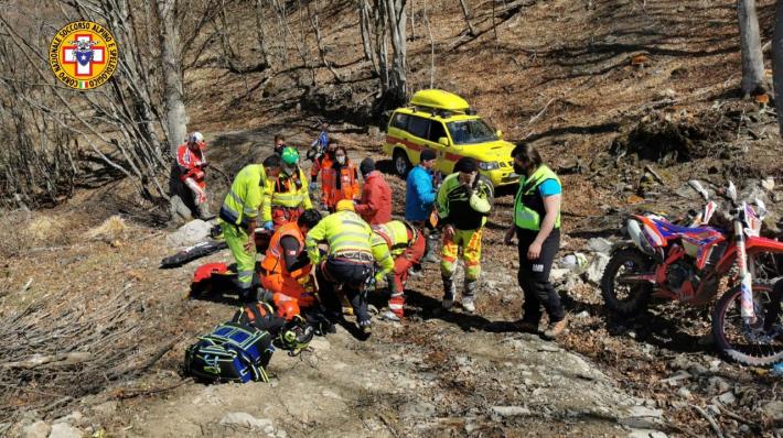 Borgotaro, moto contro un albero in una frazione di Belforte: grave motociclista