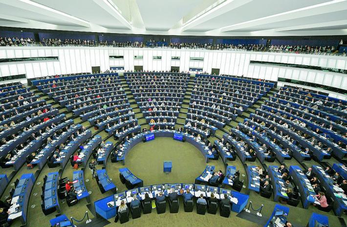 stop fondi Ue a chi promuove il razzismo  Proposta la  modifica ai programmi scolastici