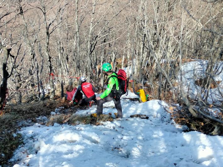 Scivola sul sentiero e cade lungo un versante a Lago Scuro: soccorso con l'elicottero del 118