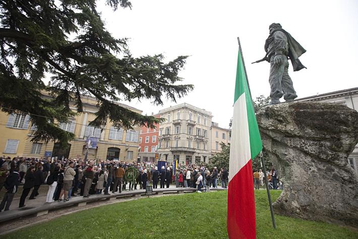 Ecco le  prescrizioni  per il  25 Aprile: niente vendita di alcolici nelle aree delle manifestazioni. E niente aste per i selfie e ombrelli a punta